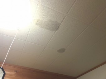 暴風雨時に発生する雨漏れ