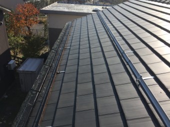 雪止めアングルと軒先メッシュ施工