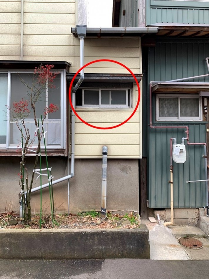 トイレ柱から雨漏れ