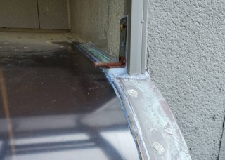 窓サッシより雨漏れ