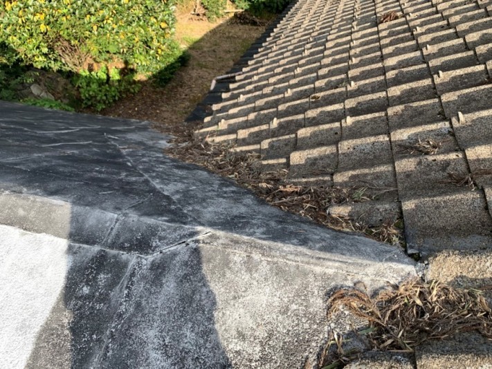 板金と瓦の継ぎ目部分より雨漏れ
