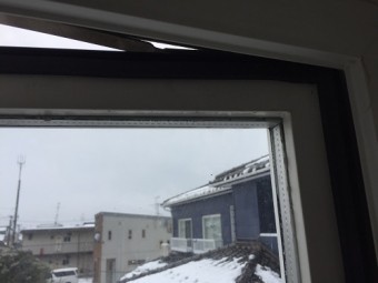 スポンジ材 吹込み防止 上