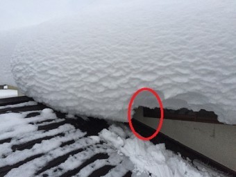 雪下ろし 雪崩 軒先