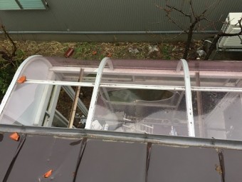 瓦落下 風除室 ポリカーボネート板屋根 破損
