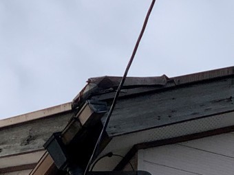 軒先部が剥がれ落ちたため現地調査