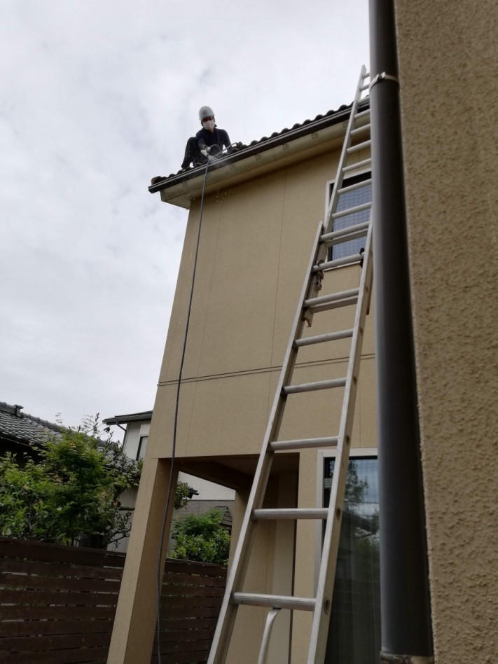 瓦交換と軒樋内清掃工事
