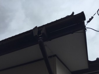 新潟市秋葉区 雨樋 破壊 崩壊 割れ 亀裂