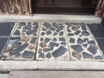玄関アプローチ 安田瓦