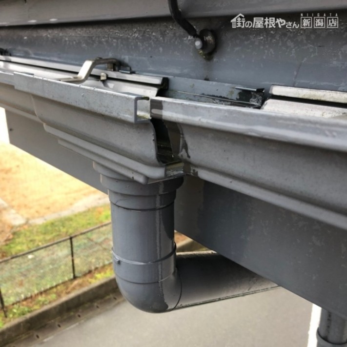軒樋外れによる雨垂れ修理