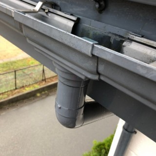 軒樋外れによる雨垂れ修理