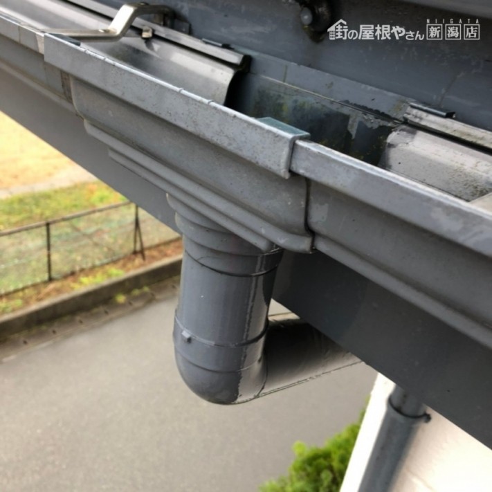 軒樋外れによる雨垂れ修理