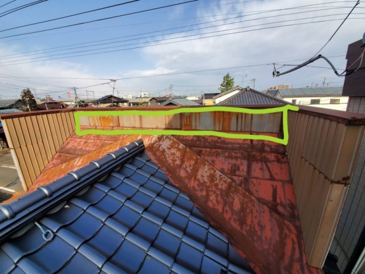 屋根板金の剥がれ