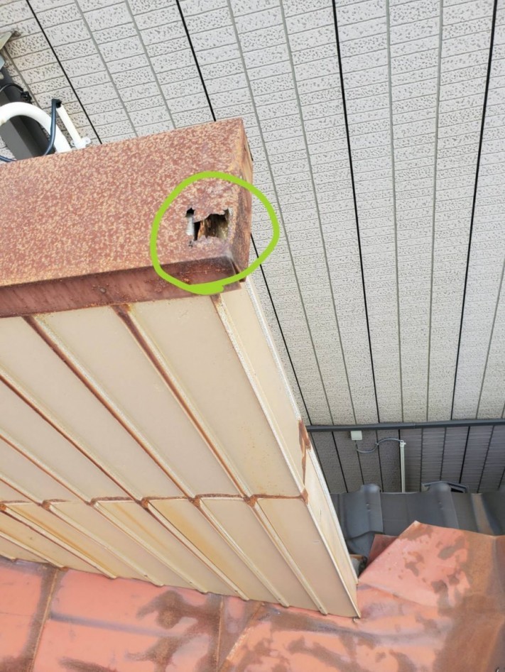 屋根板金の剥がれ