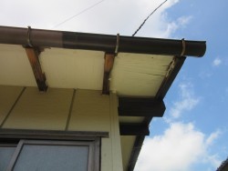 庇の屋根・軒天板金交換