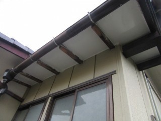 庇の屋根・軒天板金交換