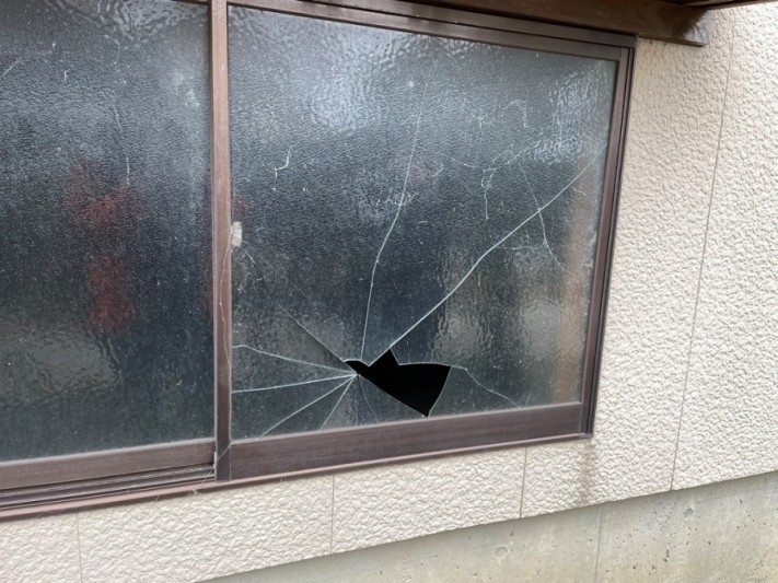 サンルームポリカ屋根破損