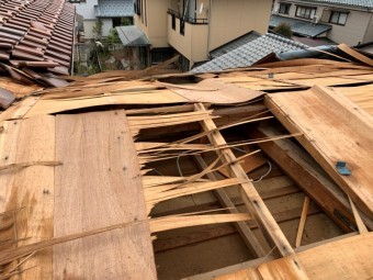 屋根材飛散し応急処置