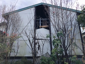 風害で倉庫外壁破損