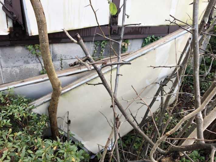風害で倉庫外壁破損
