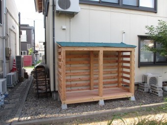 薪棚の屋根下葺