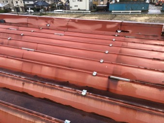 社屋の折半屋根修繕工事