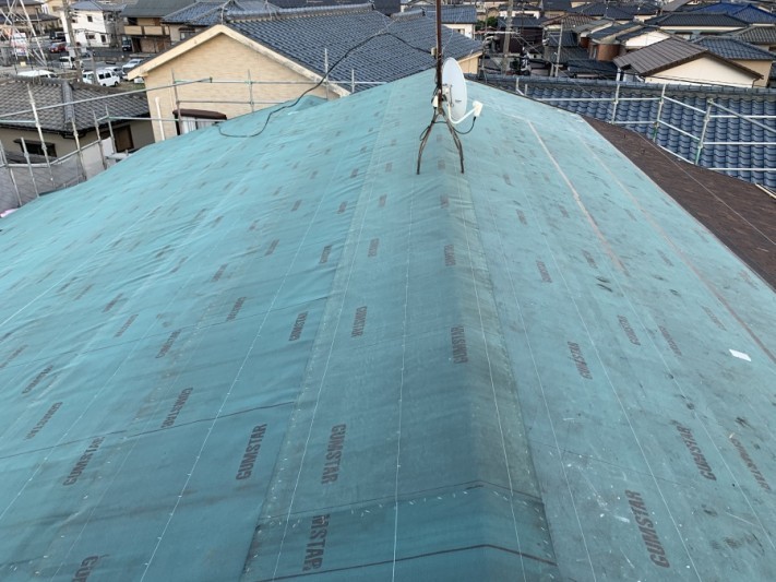 新潟市東区のアパート屋根解体とルーフィンング張り工事