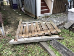 風害によって木塀が倒れたため撤去作業