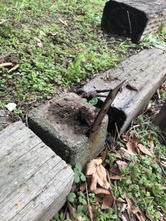 風害によって木塀が倒れたため撤去作業