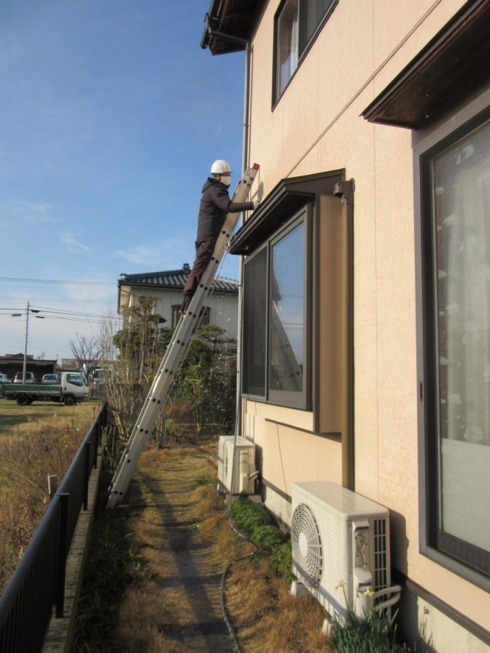 出窓から雨漏れしたため散水検査