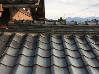 雨樋がない部分の瓦の汚れ