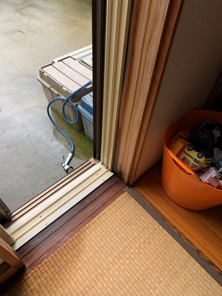 掃き出し窓上部雨漏れ