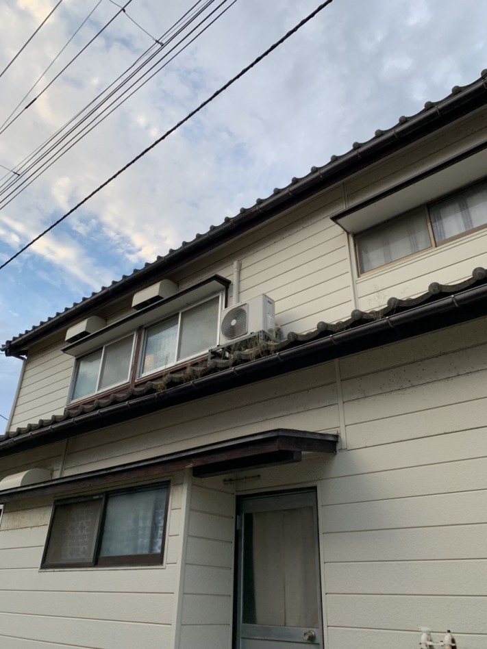 新潟市北区にて下屋の軒樋に草が生えていることから現地調査してきました