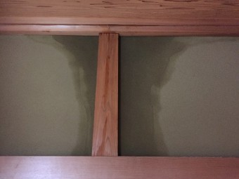 1階和室 柱 塗り壁 雨漏れ