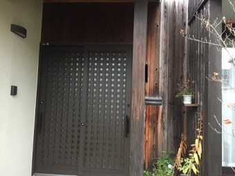 玄関前 外壁板張り 変色