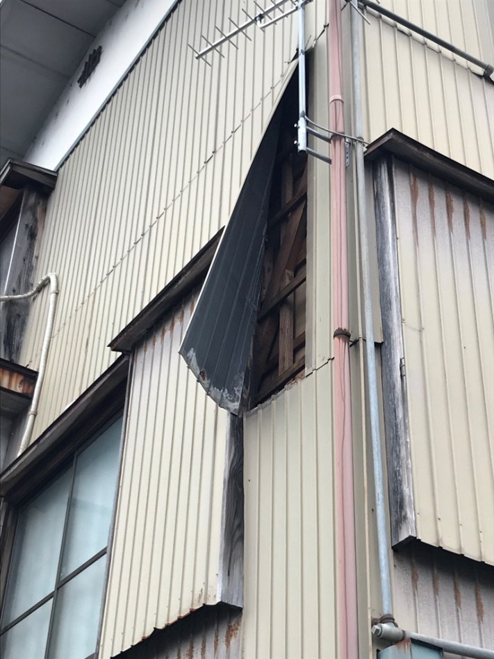 風害で外壁剥がれ修繕