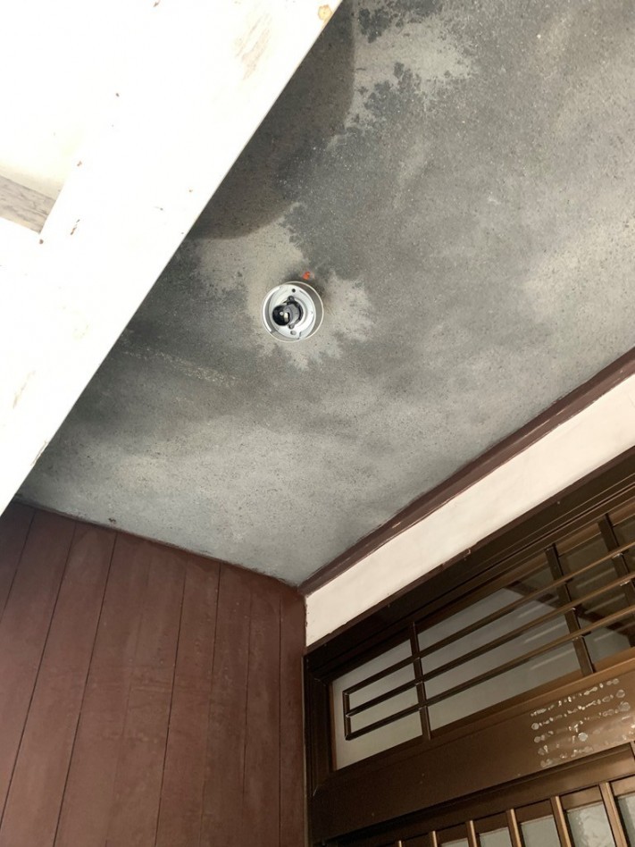 玄関ポーチ上から雨漏れ