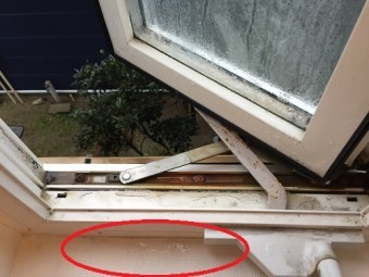 雨漏り 雨漏れ 縦辷り サッシ 吹き込み