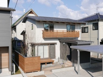 外壁張分け ガルバリウム鋼板 リシン吹付