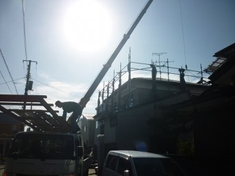 屋根材荷上げ クレーン