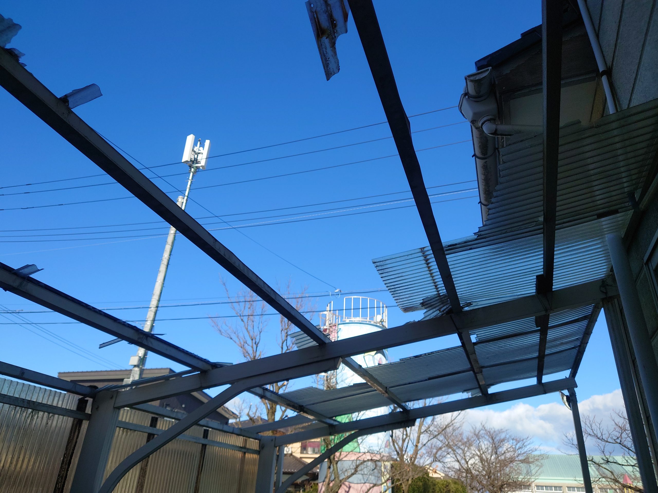 新潟市南区にてカーポートポリカ屋根が剥がれているので見て欲しいとお問い合わせを頂きました