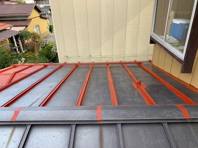 新潟市秋葉区にて屋根塗装工事着手