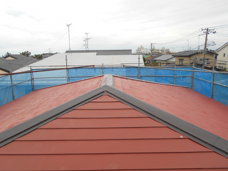 既存の屋根にガルバリウム鋼板をカバーリングする工事