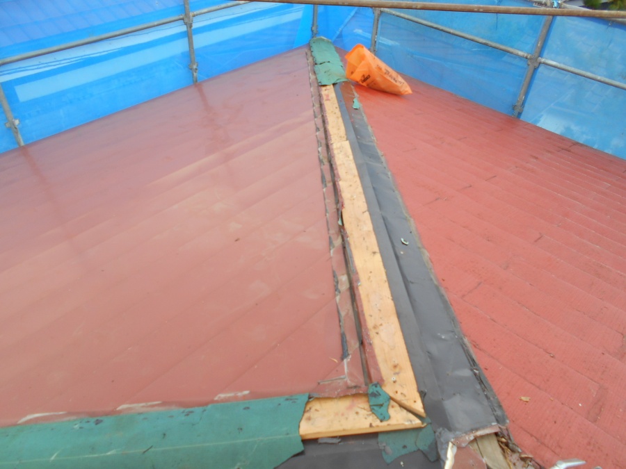 既存の屋根にガルバリウム鋼板をカバーリングする工事