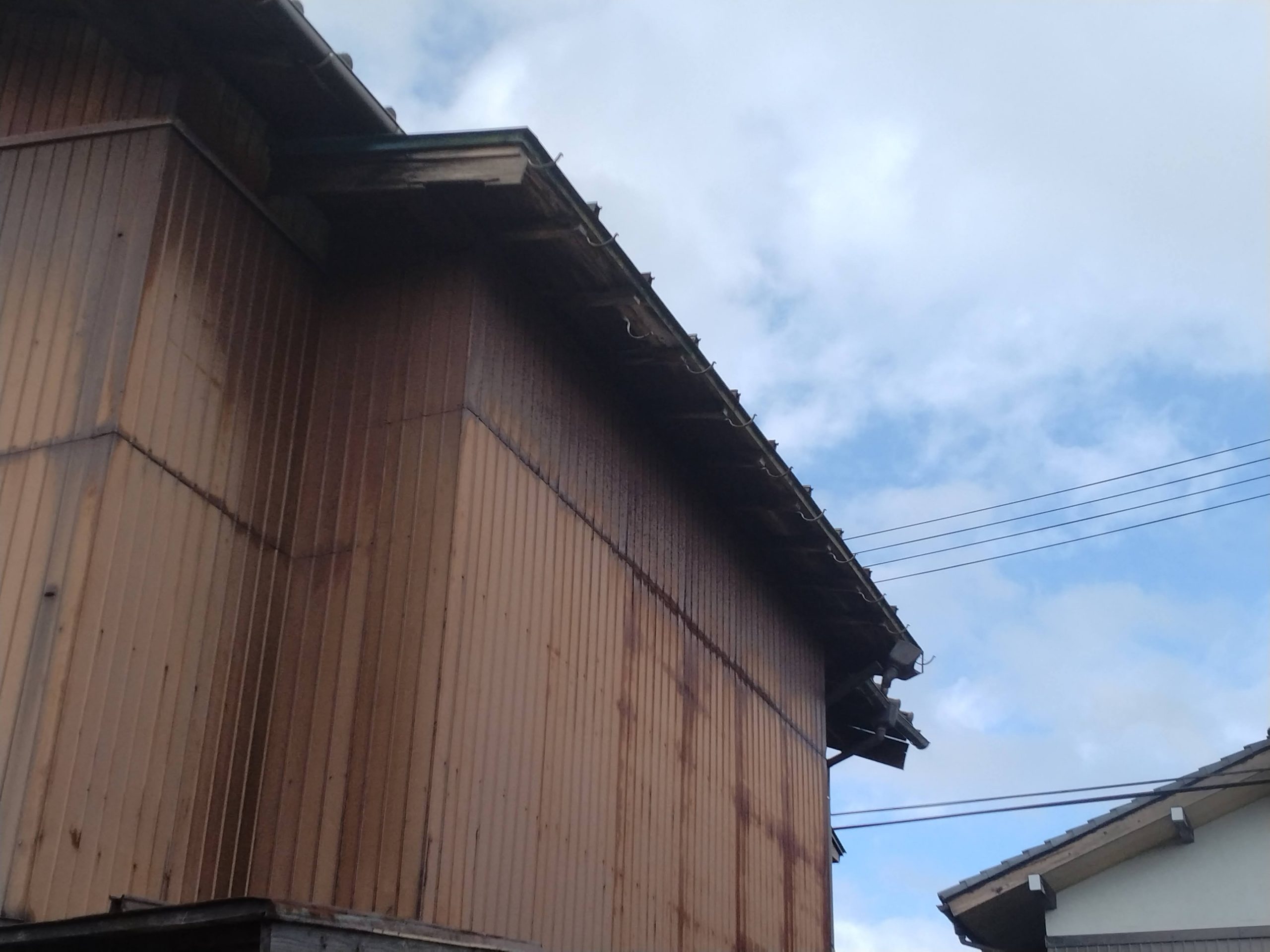 新潟市秋葉区にて車庫の雨樋が破損しているのでご相談を頂きました