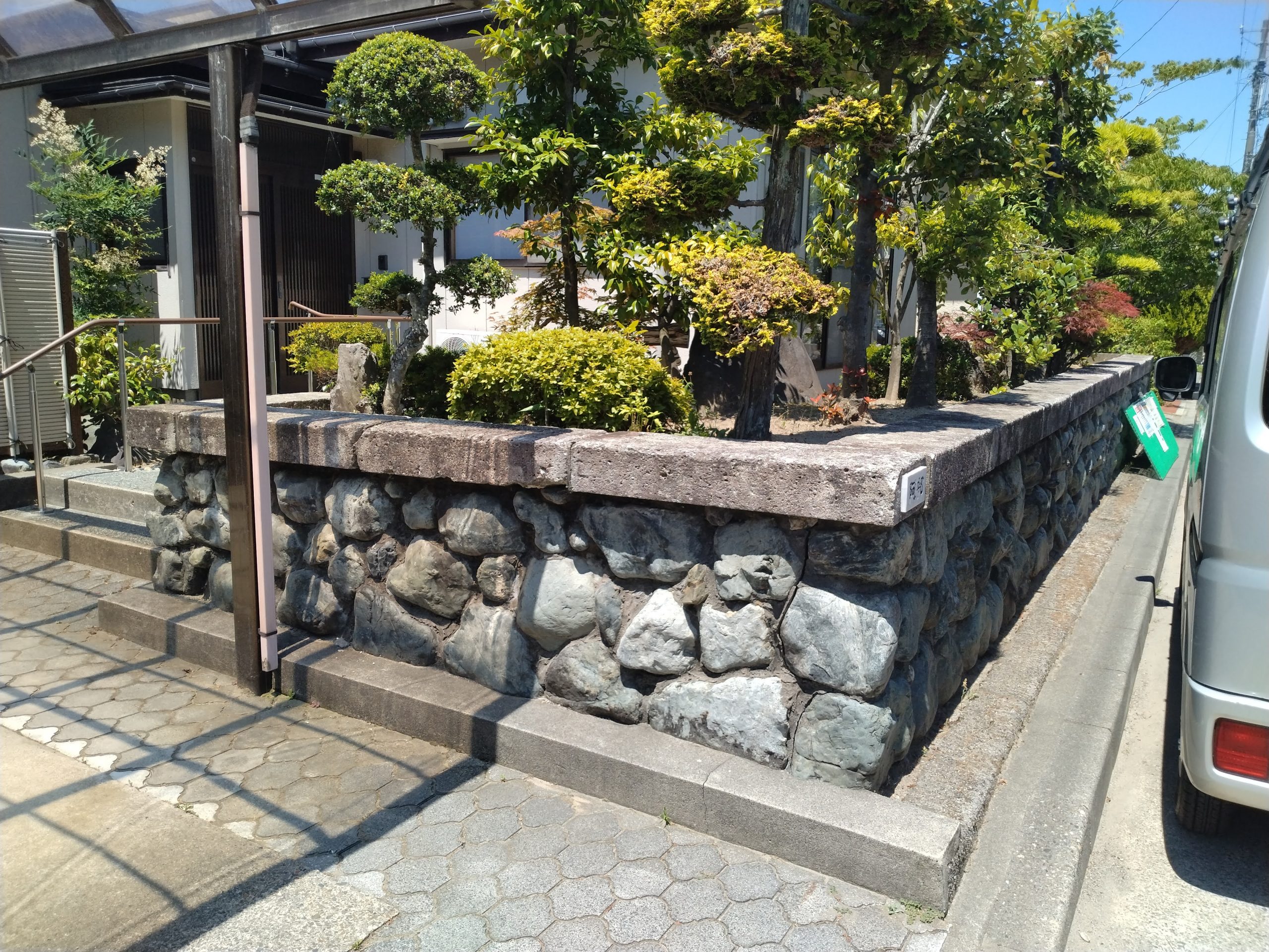 新潟市西区にて石塀にひび割れがあるので補修したいとご相談を頂きました