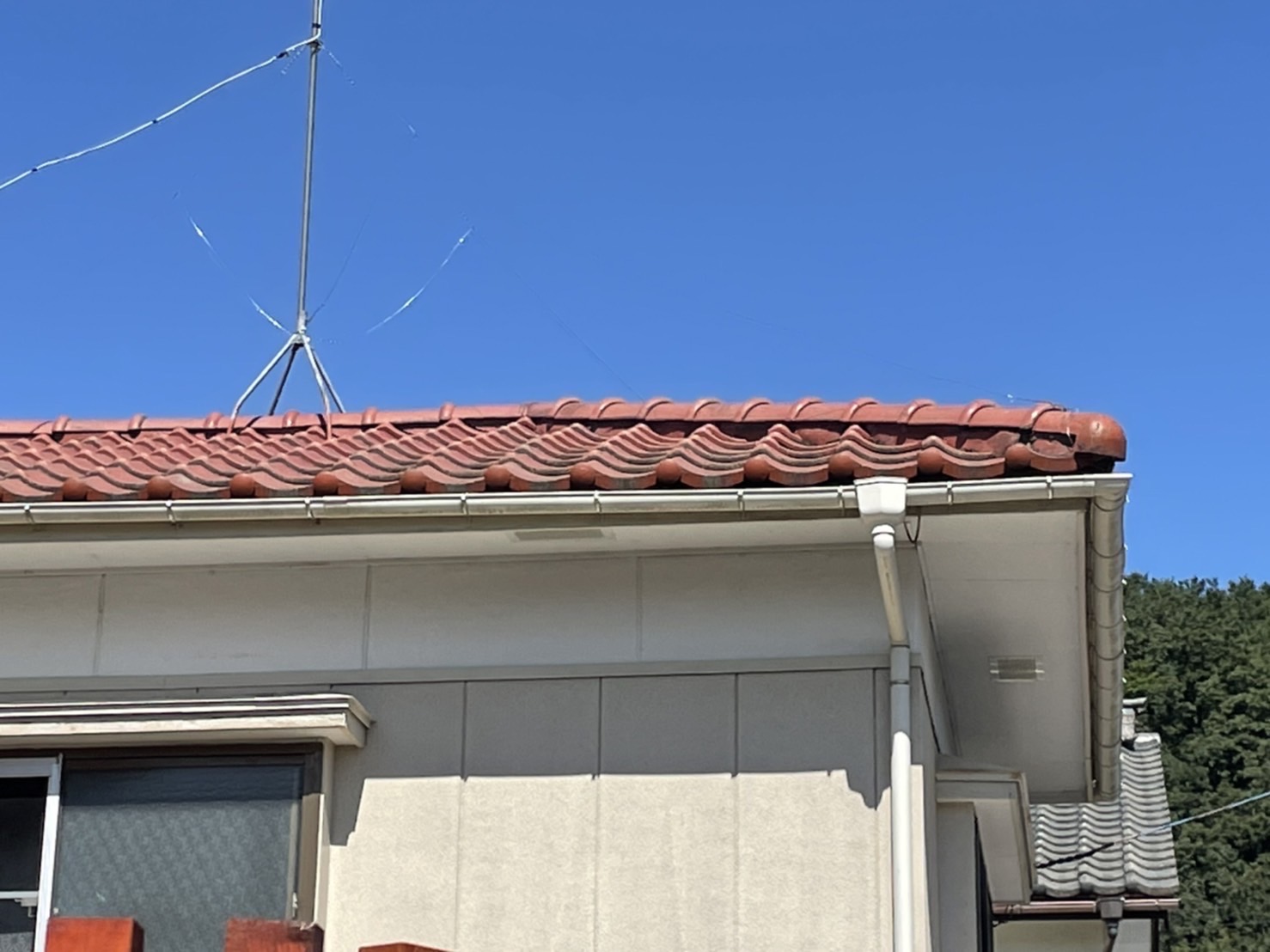 新発田市にてセメント瓦屋根の2階天井より雨漏れしているとお問い合わせを頂きました