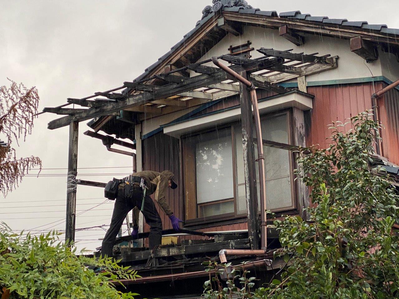 新潟市秋葉区にて築50年のベランダ解体工事を行いました