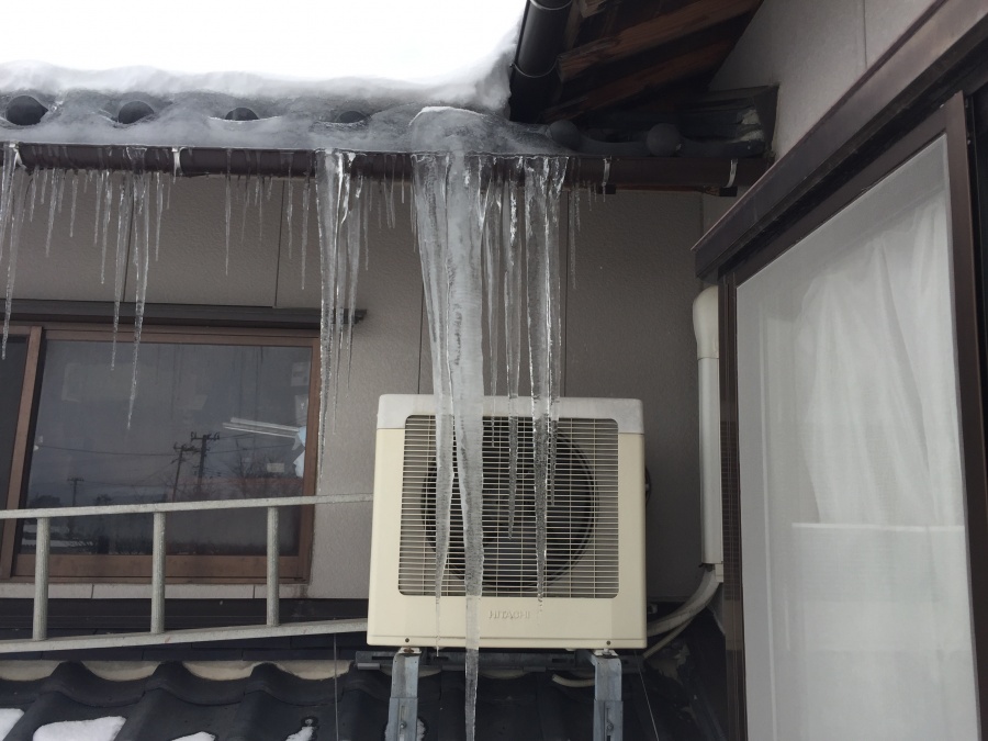 氷柱が原因で雨漏れ修繕工事