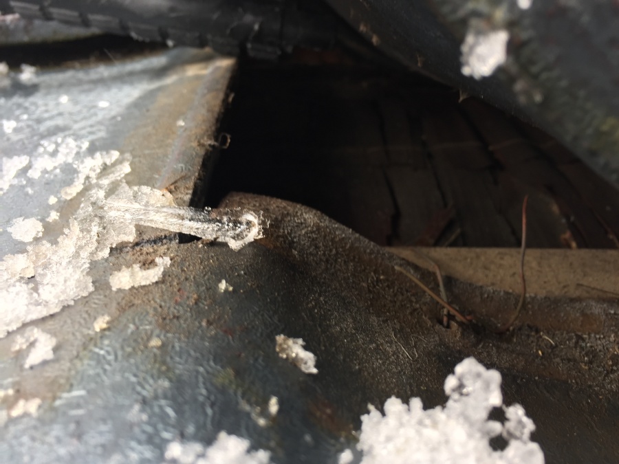 氷柱の発生と瓦の隙間