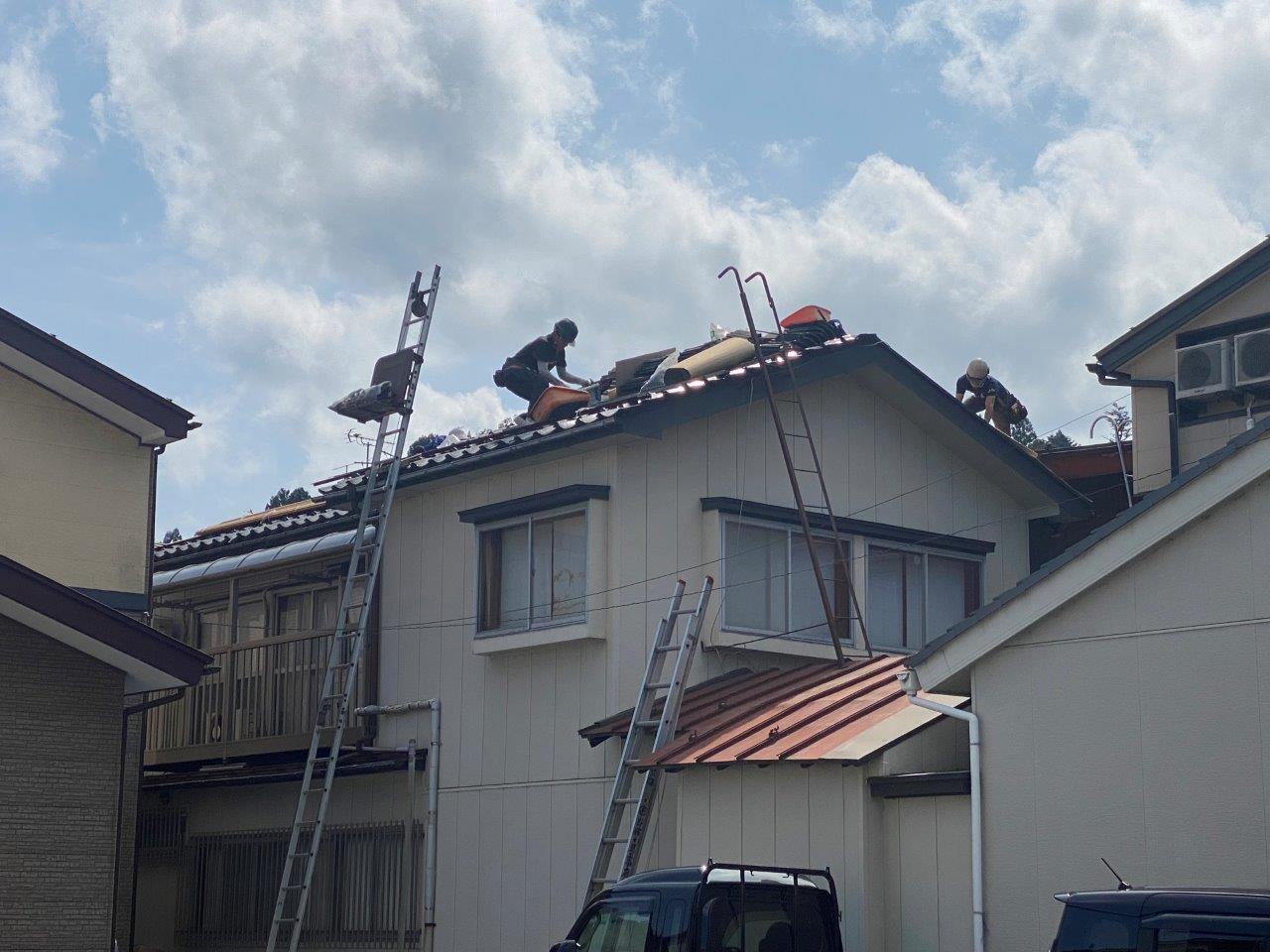 加茂市で雨漏れしたため屋根の葺き直し工事が着手しました